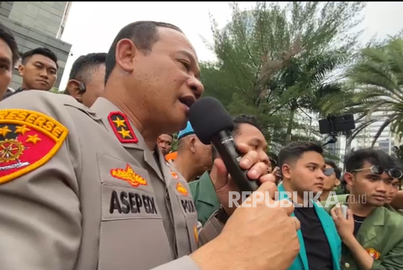 Kapolda Metro Jaya Asep Edi memberikan pernyataan di depan masa aksi yang berunjuk rasa di Polda Metro, Jumat (29/8/2025).