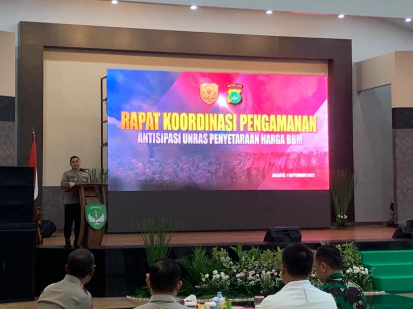 Kapolda Metro Jaya Irjen Fadil Imran memaparkan kesiapan pengamanan dalam rangka kenaikan harga bahan bakar minyak (BBM), di Aula Soedirman di Kodam Jaya Jakarta, Cawang, Jakarta Timur, Kamis (1/9). 