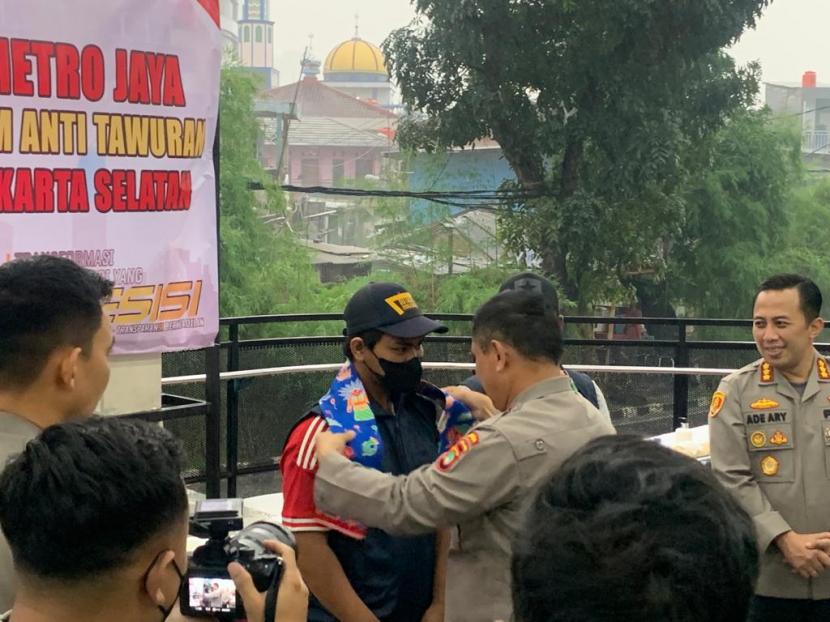 Kapolda Metro Jaya Irjen M Fadil Imran mengukuhkan Tim Antitawuran dari masyarakarat Kelurahan Manggarai, Kecamatan Tebet, Jakarta Selatan di Stasiun Manggarai, Selasa (11/10/2022).