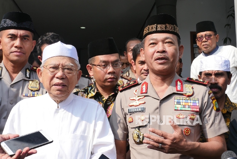 Kapolda Metro Jaya Irjen Idham Azis (kanan) bersama Ketua Umum MUI KH Ma’ruf Amin memberikan penjelasan usai mengadakan pertemuan di kediaman Ma’ruf Amin di Jakarta, Senin (31/7). 