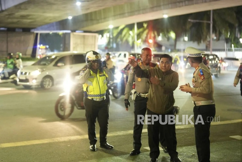 Kapolda Metro Jaya, Irjen Karyoto memberikan arahan langsung kepada Tim Urai Kemacetan di Simpang Mampang Prapatan, Jakarta Selatan, Jumat (14/2/2025) malam WIB.