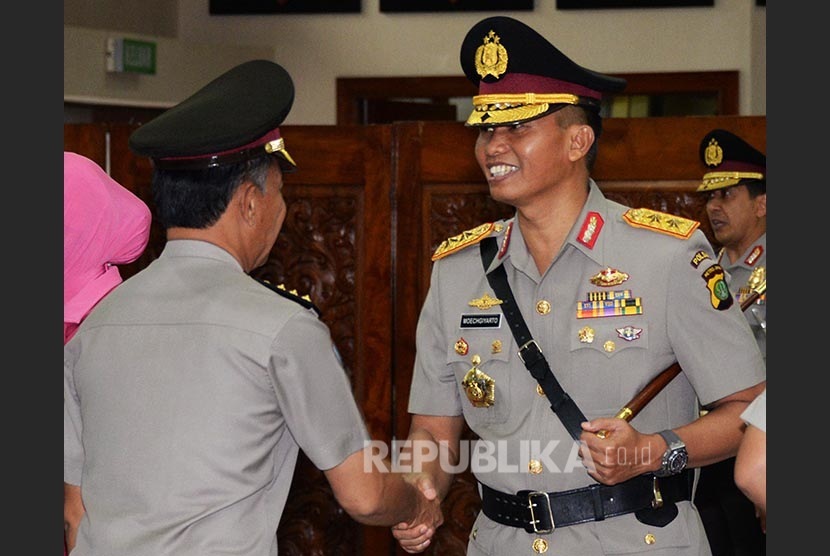   Kapolda Metro Jaya Irjen Moechgiarto mendapat ucapan selamat dari para undangan usai pelantikan di Mabes Polri, Jakarta, Senin (21/3).