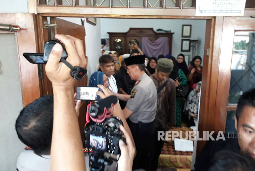 Kapolda Metro Jaya Irjen Pol M. Iriawan datang melayat ke rumah Italia Chandra Kirana Putri, Selasa (13/6). 