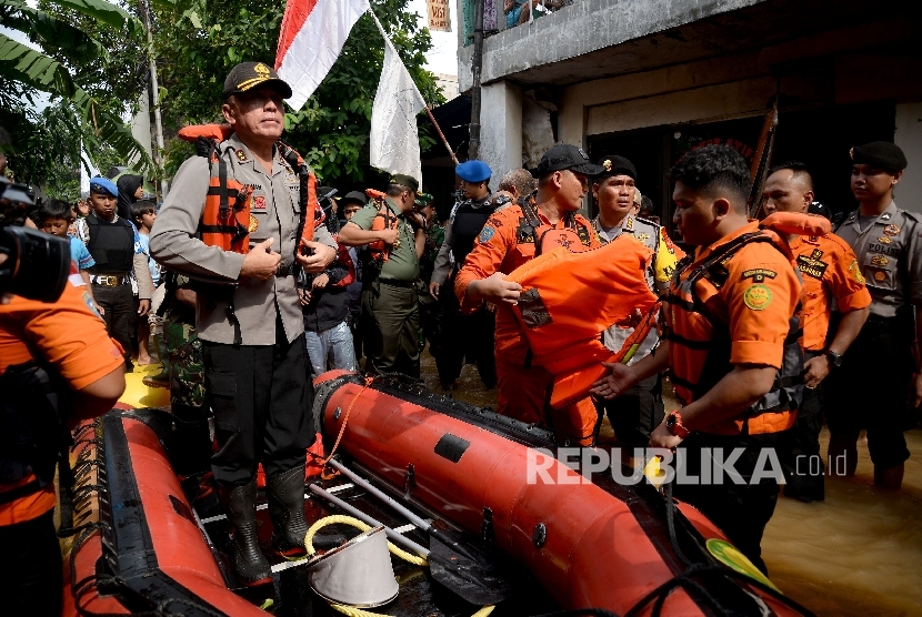 Kapolda Metro Jaya Irjen Pol M Iriawan memantau banjir di Kelurahan Cipinang Melayu, Kecamatan Makassar, Jakarta, Selasa (21/2). 