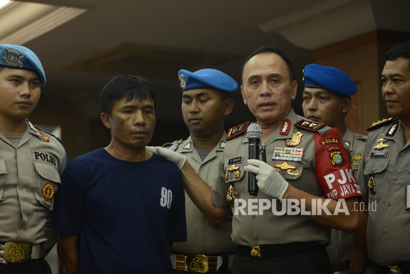 Kapolda Metro Jaya Irjen Pol M Iriawan menunjukan tersangka kasus perampokan Pulo Mas Ius Pane saat menggelar rilis di Polda Metro Jaya, Jakarta, Kamis (5/1).