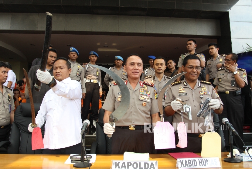 Kapolda Metro Jaya Irjen Pol M Iriawan (tengah) didampingi Kabid Humas Polda Metro Jaya Kombes Pol Argo Yuwono (kanan) dan Wadir Krimum Polda Metro Jaya AKBP Didik Sugiarto (kiri) menunjukan barang bukti yang diamankan selama Operasi Cipta Kondisi, di Polda Metro Jaya, Jakarta (ilustrasi)