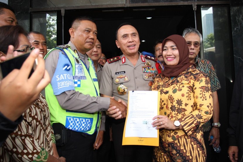 Kapolda Metro Jaya Irjen Pol M Iriawan (tengah) mendampingi anggota Kepolisian Direktoral Lalu Lintas Polda Metro Jaya Ajun Inspektur (Aiptu) Sutisna (kiri) dan Pegawai Mahkamah Agung Dora Natalia Singarimbun (kanan) memberikan keterangan kepada wartawan