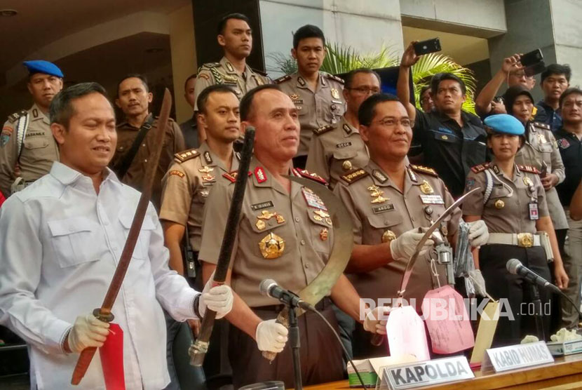 Kapolda Metro Jaya Irjen Pol Mochamad Iriawan bersama Kabid Humas Polda Metro Jaya Kombes Raden Prabowo Argo Yuwono menunjukkan hasil Operasi Cipta Kondisi di Mapolda Metro Jaya, Rabu (21/6).