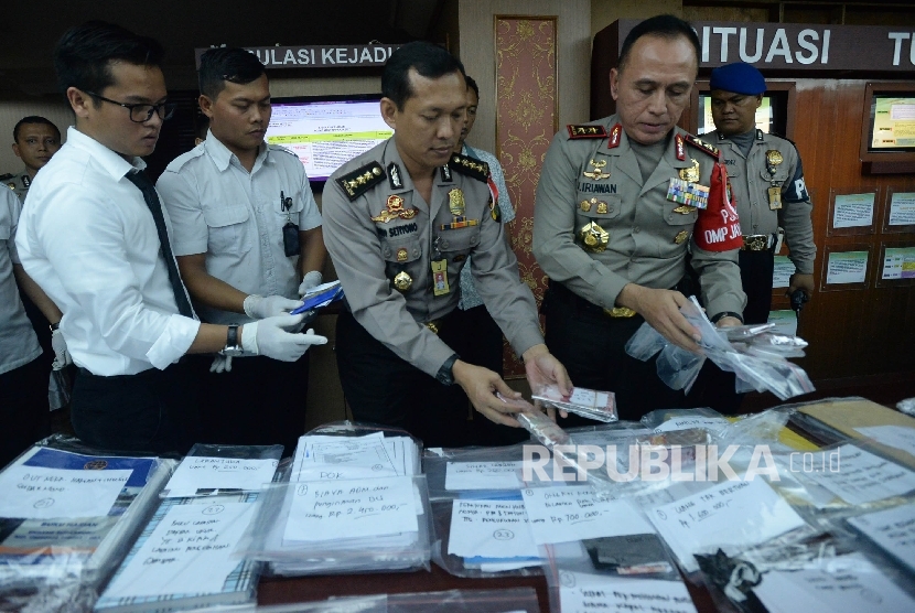 Kapolda Metro Jaya Irjen Pol Mochamad Iriawan dan Kabid Humas Polda Metro Jaya Kombes Pol Awi Setiyono menunjukan barang bukti usai memberikan keterangan terkait Operasi Tangkap Tangan (OTT) di Kementerian Perhubungan (Kemenhub), Jakarta,Rabu (12/10).