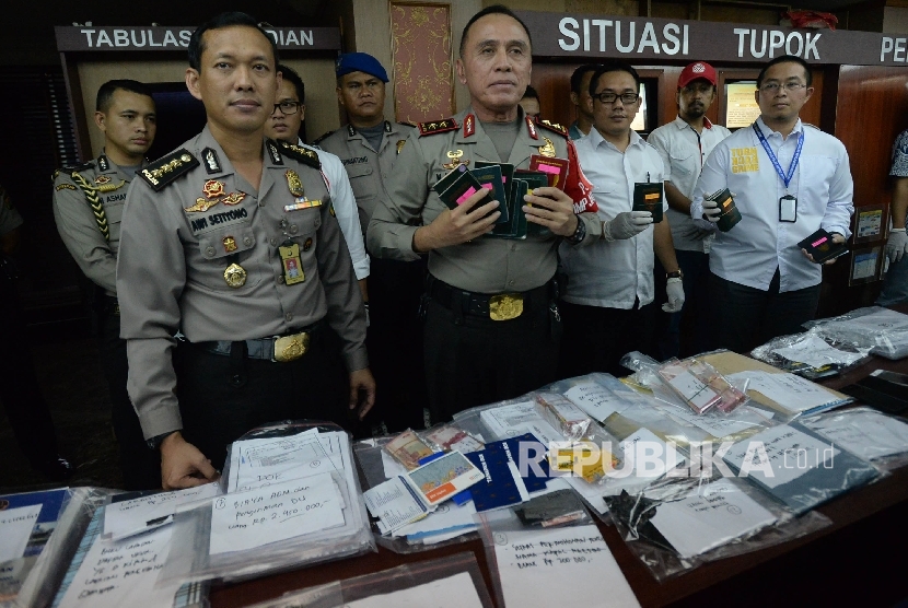 Kapolda Metro Jaya Irjen Pol Mochamad Iriawan dan Kabid Humas Polda Metro Jaya Kombes Pol Awi Setiyono menunjukan barang bukti usai memberikan keterangan terkait Operasi Tangkap Tangan (OTT) di Kementerian Perhubungan (Kemenhub), Jakarta,Rabu (12/10). 