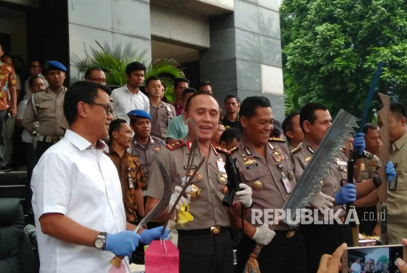 Jakarta Metro Police Chief Mochamad Iriawan and Spokesperson Raden Prabowo Argo Yuwono show weapons confiscated from biker gangs, Friday (June 2).