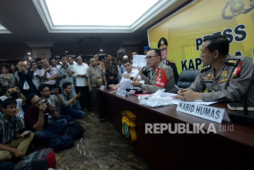 Kapolda Metro Jaya Irjen Pol Mochamad Iriawan memberikan keterangan terkait Operasi Tangkap Tangan (OTT) di Kementerian Perhubungan (Kemenhub), Jakarta,Rabu (12/10).