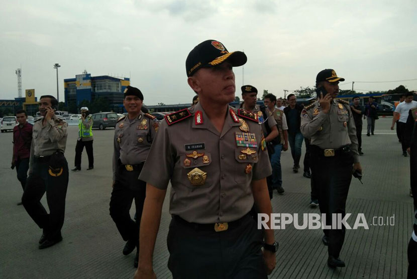 Kapolda Metro Jaya Irjen Pol Mochamad Iriawan meninjau Jalan Tol Cikarang Utama, Jum'at (30/6). 