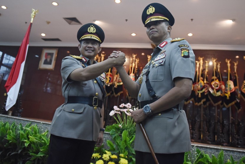 Kapolda Metro Jaya Irjen Pol Moechgiyarto (kanan) melakukan salam komando dengan Kepala BNPT Irjen Pol Tito Karnavian (kiri) seusai sertijab Perwira Tinggi Polri di Mabes Polri, Jakarta, Senin (21/3).