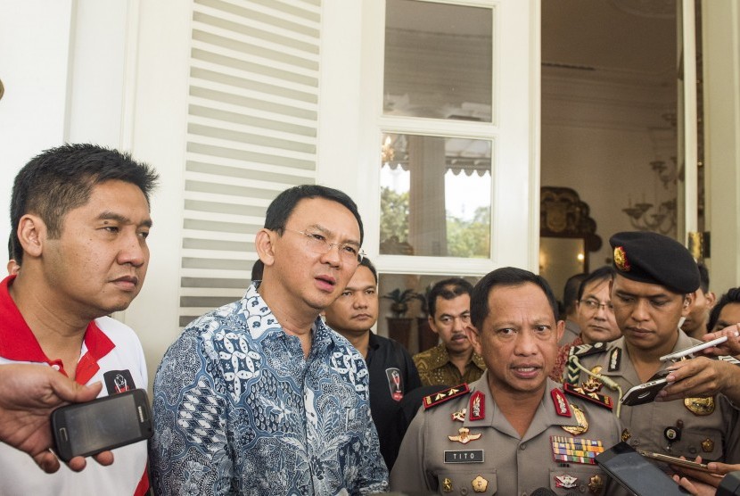 Kapolda Metro Jaya Irjen Pol Tito Karnavian (kedua kanan) bersama Gubernur DKI Jakarta Basuki Tjahaja Purnama (tengah) dan Steering Committe Piala Presiden 2015 Maruarar Sirait (kiri) memberikan keterangan kepada wartawan seusai melakukan pertemuan di Bala