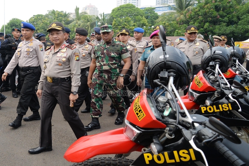 Kapolda Metro Jaya Irjen Pol Tito Karnavian meninjau peralatan saat apel kesiapan waspada bencana banjir di halaman Markas Polda Metro Jaya, Jakarta, Jumat (27/11).(Republika/Yasin Habibi)