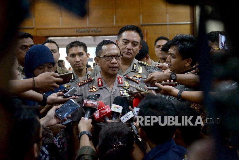 Kapolda Metro Jaya Irjen Pol Tito Karnavian menjawab pertanyaan wartawan usai rapat koordinasi pembongkaran Kalijodo di Balai Kota, Jakarta, Jumat (26/2).