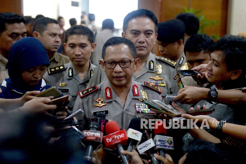 Kapolda Metro Jaya Irjen Pol Tito Karnavian menjawab pertanyaan wartawan usai rapat koordinasi pembongkaran Kalijodo di Balai Kota, Jakarta, Jumat (26/2). 