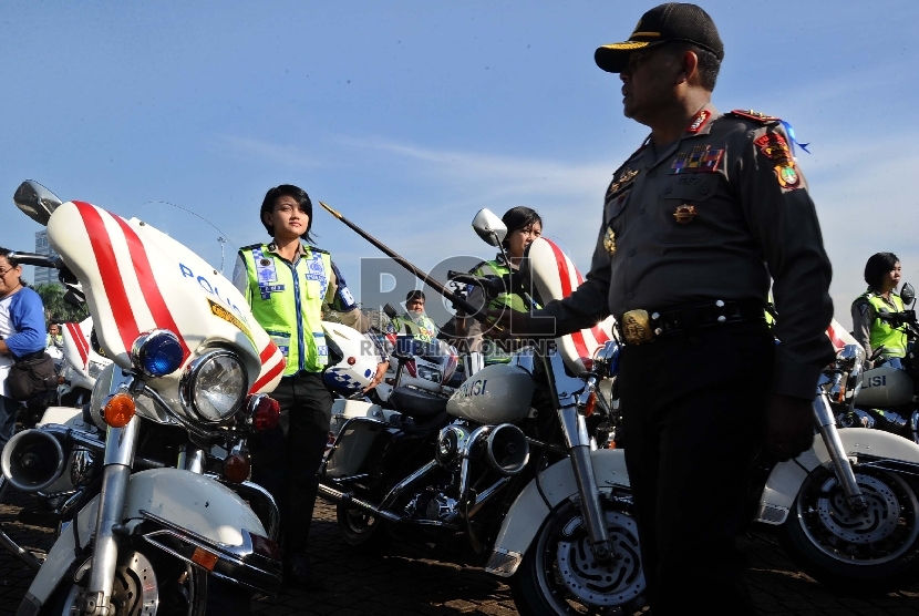 Kapolda Metro Jaya Irjen Pol Unggung Cahyono (kanan) mengecek kesiapan personel ketika memimpin apel gelar pasukan pengamanan peringatan 60 tahun Konferensi Asia Afrika (KAA) di Kawasan Monas, Jakarta, Rabu (8/4).  (Republika/ Tahta Aidilla)