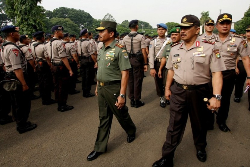 Kapolda Metro Jaya, Irjen Pol Untung S Radjab (kanan)