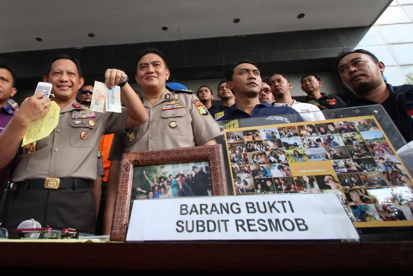 Kapolda Metro Jaya Irjen Tito Karnavian (kiri) menunjukkan barang bukti saat pengungkapan kasus pembunuhan warga negara (WN) Jepang di Polda Metro Jaya, Jakarta, Jumat (11/9).