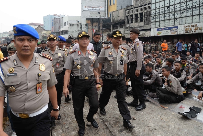 Kapolda Metro Jaya Irjen Tito Karnavian melakukan meninjau lokasi usai bentrokan penggusuran pemukiman liar di Kampung Pulo, Jatinegara, Jakarta, Kamis (20/8).