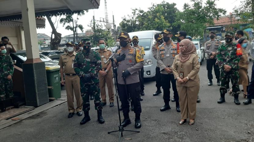 Kapolda Metro Jaya Irjenpol Fadil Imran memantau kegiatan rapid test massal gratis di Gelanggang Remaja Kecamatan Tebet, Jakarta Selatan, pada Senin (23/11) sore