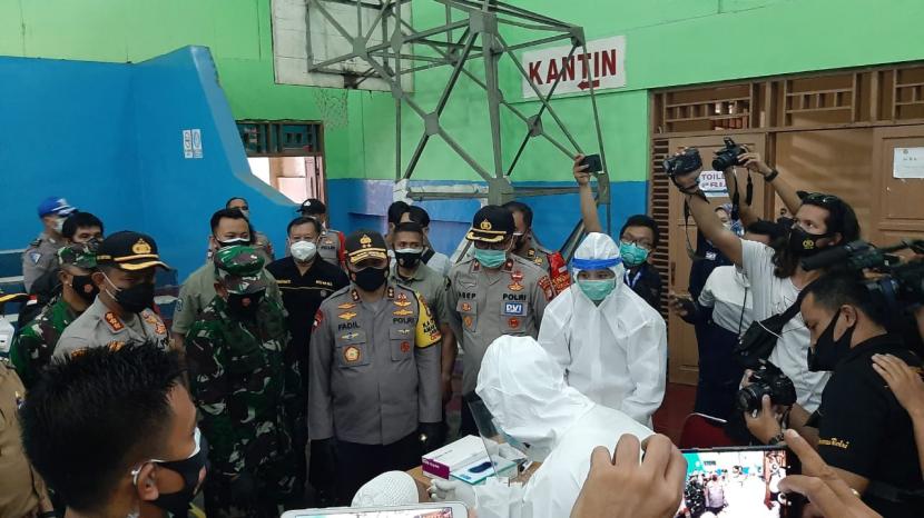 Kapolda Metro Jaya Irjenpol Fadil Imran memantau kegiatan rapid test massal gratis di Gelanggang Remaja Kecamatan Tebet, Jakarta Selatan, pada Senin (23/11) sore.