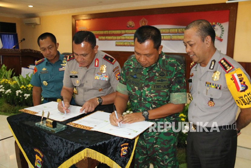 Kapolda NTB Brigjen Pol Firli dan Danrem 162 Wira Bhakti Kol Inf Farid Makruf menandatangani nota kesepahaman tentang permintaan bantuan pengamanan pemilihan kepala Daerah (Pilkada) NTB di Rupatama Polda NTB, Senin (22/1).