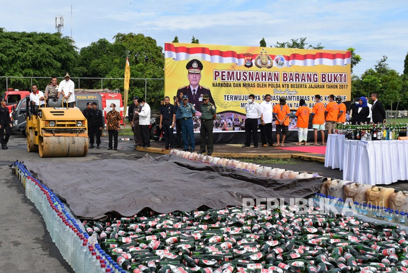 Kapolda NTB Brigjen Pol Firli (kanan) bersama Wakil Gubernur NTB Muhammad Amin dalam pemusnahan barang bukti narkoba di Mapolda NTB, Jumat (22/12).