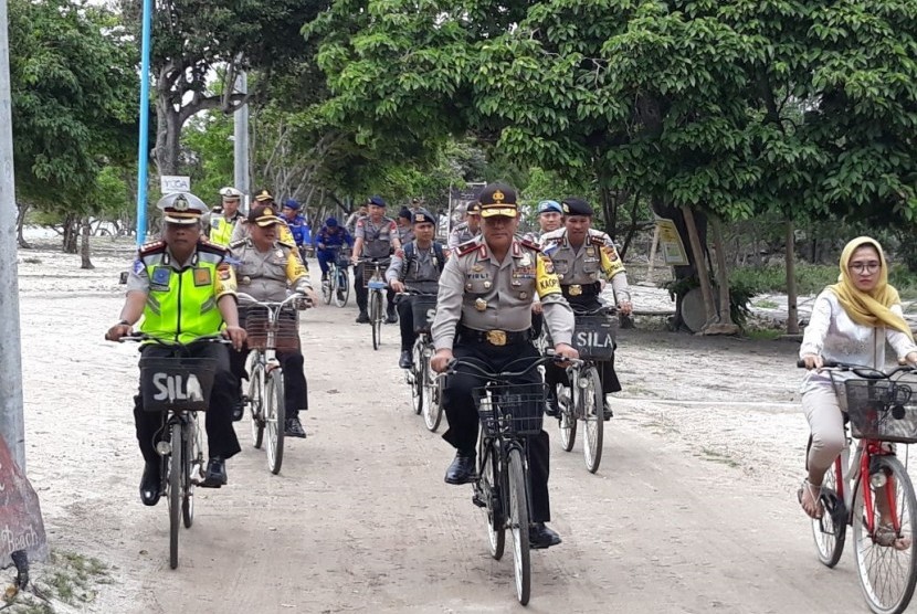 Kapolda NTB Brigjen Pol Firli (tengah) menggelar patroli di kawasan Gili Trawangan, Lombok Utara, NTB pada Senin (25/12).