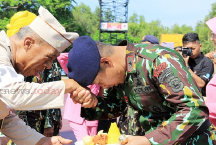 Kapolda NTB Brigjen Umar Septono mencium tangan anggota Sat Brimob Polda NTB, AKP Lalu Kastari, Sabtu (4/11) lalu.