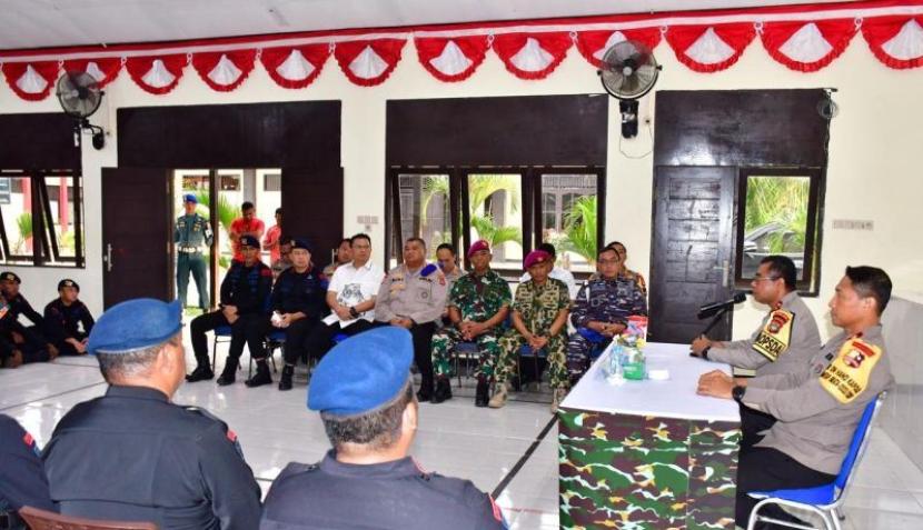 Police and military officers collaborate to develop Papua. 