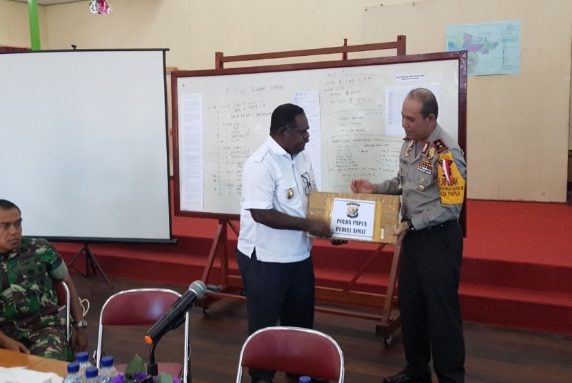 Kapolda Papua Inspektur Jenderal Polisi Boy Rafli Amar memberikan bantuan peduli Asmat