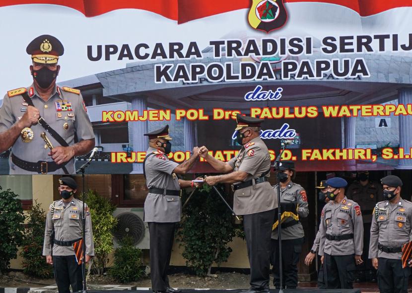 Kapolda Papua Irjen Pol Mathius D Fakhiri (kiri) 