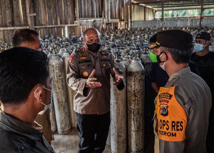 Kapolda Papua Irjen Pol Mathius D. Fakhiri meninjau pabrik oksigen milik PT Indo Gas Papua di Kampung Jaifuri, Skanto, Keerom, Papua, Rabu (21/7/2021). Kapolda Papua mengaku kebutuhan oksigen di Papua yang mencapai 500 tabung per hari, membuat pabrik oksigen menjadi vital dan membutuhkan pengamanan dari aparat sampai proses distribusi, untuk mengantisipasi terjadinya tindak kriminal. 