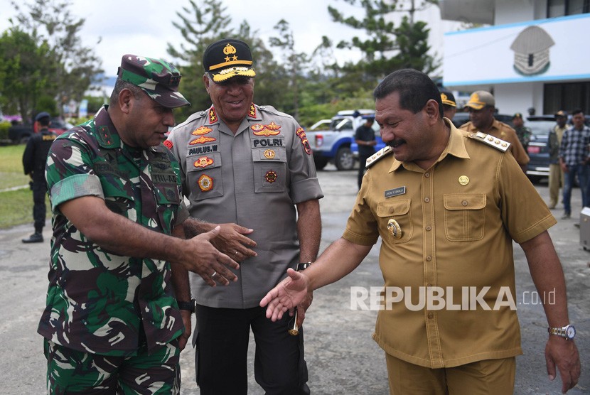 Kapolda Papua Irjen Pol Paulus Waterpauw (kedua kiri) bersama Pangdam XVII/Cendrawasih Mayjen TNI Herman Asaribab (kiri).