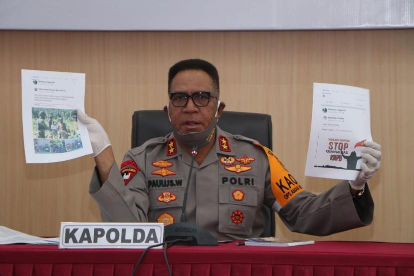 Kapolda Papua Irjen Pol Paulus Waterpauw melakukan konferensi pers penangkapan tiga orang anggota KKB.
