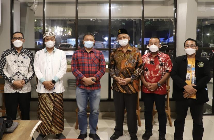 Kapolda Provinsi Riau Irjen Pol Agung Setya Imam Effendi SH SIK MSi dan (ketiga dari kiri), Rektor Unissula Drs Bedjo Santoso MT PhD (keempat dari kiri) pada acara silaturrahim, di Pekanbaru, Provinsi Riau, Ahad (30/5) malam.