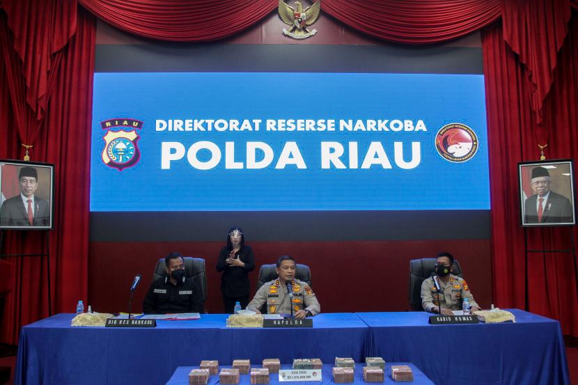 Pejabat Polda Riau dalam sebuah konferensi pers pengungkapan kasus. (ilustrasi)