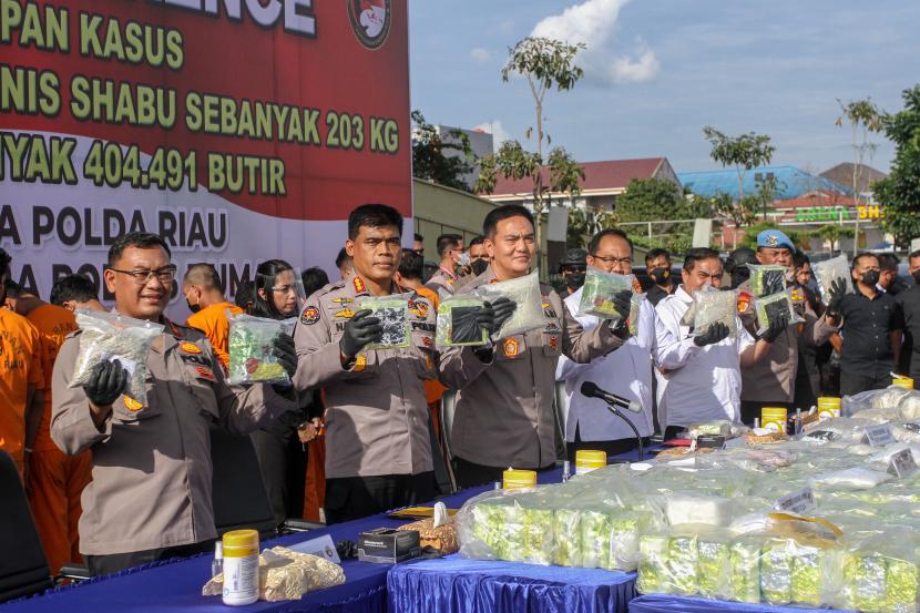 Kapolda Riau Irjen Pol Muhammad Iqbal (ketiga kiri) didampingi Kabid Humas Kombes Pol Sunarto (kedua kiri) beserta jajaran memperlihatkan barang bukti ketika pengungkapan kasus tindak pidana narkotika di Mapolda Riau, Pekanbaru, Riau, Senin (19/9/2022). Polda Riau mengamankan 16 orang tersangka dengan barang bukti 404.491 butir pil ekstasi dan 203 kg sabu. 