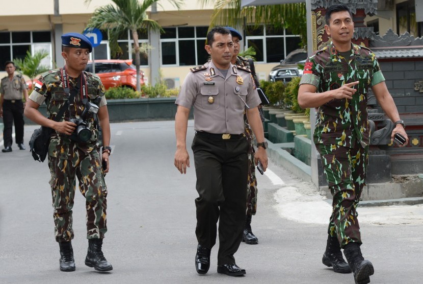 Kapolda Sulawesi Tengah Brigjen Pol Rudy Sufahriadi (kanan) bersiap untuk memberikan keterangan kepada wartawan tentang penembakan dan penangkapan terduga teroris di Mapolda Sulteng di Palu, Rabu (23/3). 