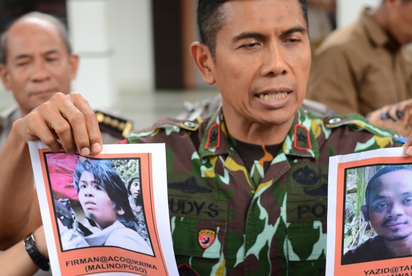 Kapolda Sulawesi Tengah Brigjen Pol Rudy Sufahriadi menunjukkan foto dua teroris Poso yang ditembak mati oleh Satgas Operasi Tinombala di Mapolda Sulawesi Tengah di Palu, Selasa (17/5). 