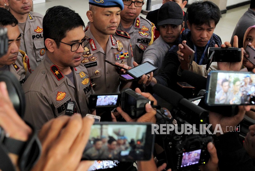 Kapolda Sulawesi Tenggara Brigjen Pol Merdisyam (kiri) dan Karo Provos Mabes Polri Brigjen Pol Hendro Pandowo (tengah) memberikan keterangan perkembangan kasus penembakan dua mahasiswa Universitas Haluoleo Kendari di Polda Sulawesi Tenggara, Kendari, Sulawesi Tenggara, Kamis (3/10/2019).