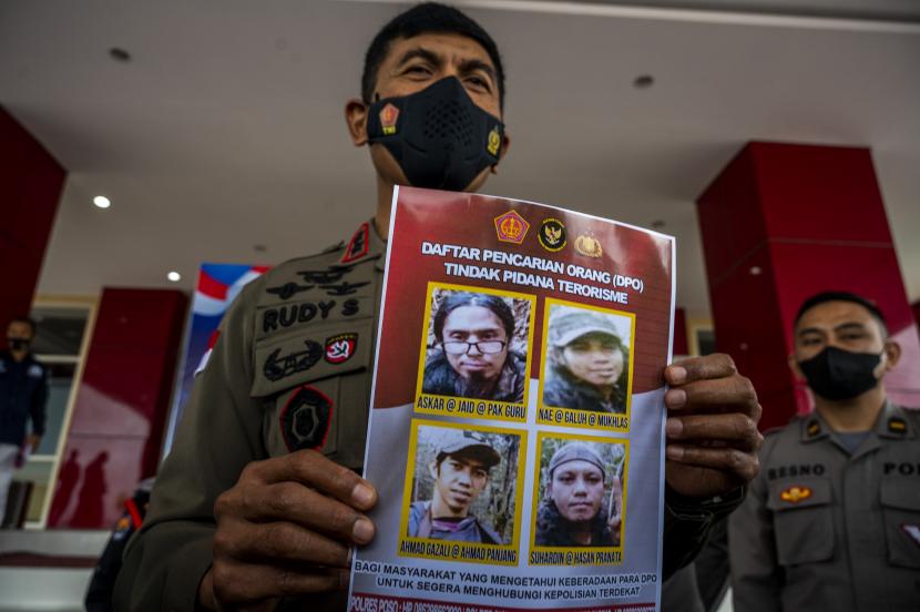 Kapolda Sulteng Irjen Rudy Sufahriadi menunjukkan foto empat orang sisa daftar pencarain orang (DPO) teroris anggota Mujahidin Indonesia Timur (MIT) Poso di Mapolda Sulteng, Kota Palu, Sulawesi Tengah, Rabu (22/9/2021).
