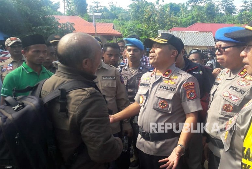 Kapolda Sultra, Brigjen Pol Irianto (tengah) bertemu beberapa warga yang menjadi korban pembakaran rumah di Desa Gunung Jaya, Buton, Sulawesi Tenggara, Kamis (6/6/2019). 