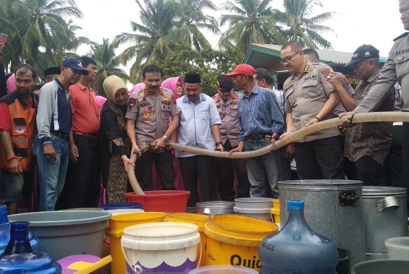 Kapolda Sumatra Barat Irjen Pol Fakhrizal mendistribusikan delapan tangki air bersih ke warga Kecamatan Lubuk Kilangan, Kota Padang, Sabtu (24/8).