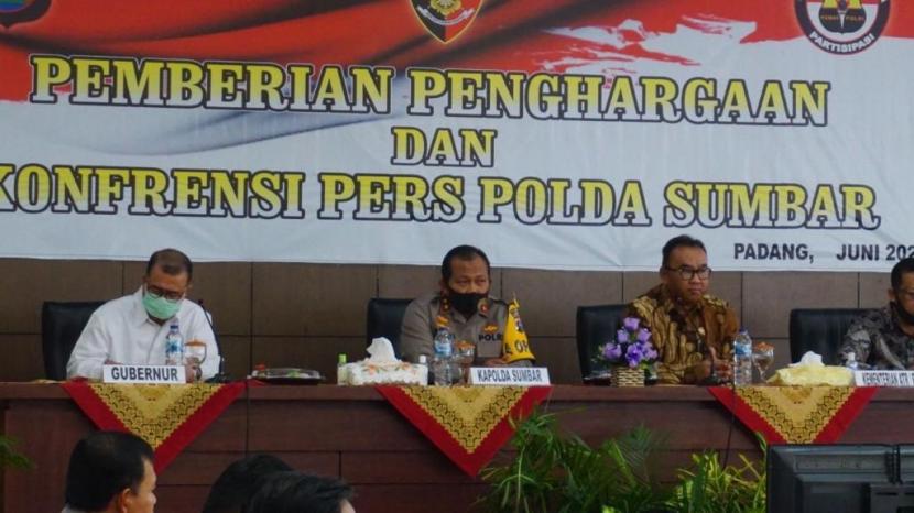 Kapolda Sumbar Irjen Toni Harmanto (tengah) Toni mengatakan pembagian bantuan ini dalam rangka menyambut Hari Bhayangkara ke-74. .