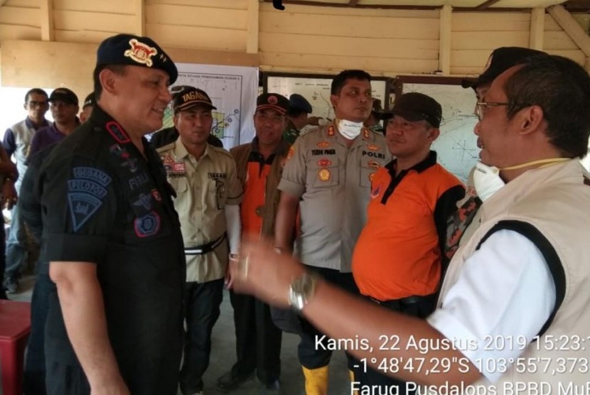 Kapolda Sumsel Drs Irjen Pol Firli MSi didampingi Sekretaris Daerah Muba Drs Apriyadi MSi melakukan monitoring di zona titik karhutbunlah yang saat ini fokus dikerjakan tim di lapangan. 