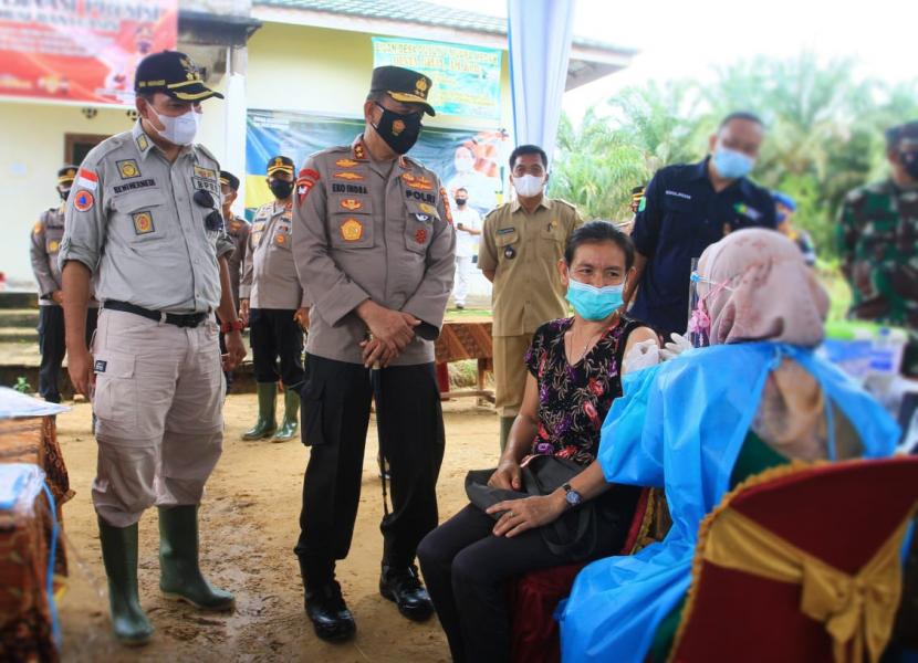 Kapolda Sumsel Irjen Pol Prof Eko Indra Heri, Jumat (20/8) menyambangi kawasan Suku Anak Dalam (SAD) di perbatasan Muba-Jambi tepatnya di Dusun V Muara Medak, untuk meninjau kegiatan Bhakti Sosial serta Vaksinasi Massal terhadap warga Suku Anak Dalam (SAD).